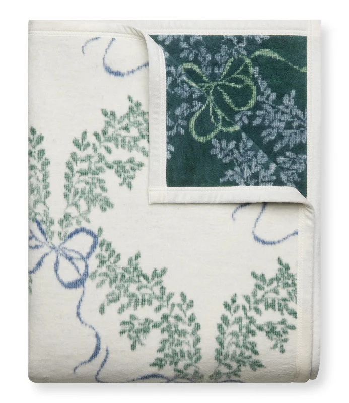 Queen - size blankets for standard - sized bedsBoxwood Wreaths Blanket