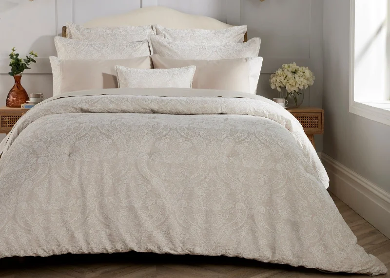 Boho - style duvet covers with vibrant colors and ethnic patternsChristy "Emah" Jacquard Duvet Cover Sets in Oyster Colour Boho - style duvet covers with vibrant colors and ethnic patternsChristy "Emah" Jacquard Duvet Cover Sets in Oyster Colour
