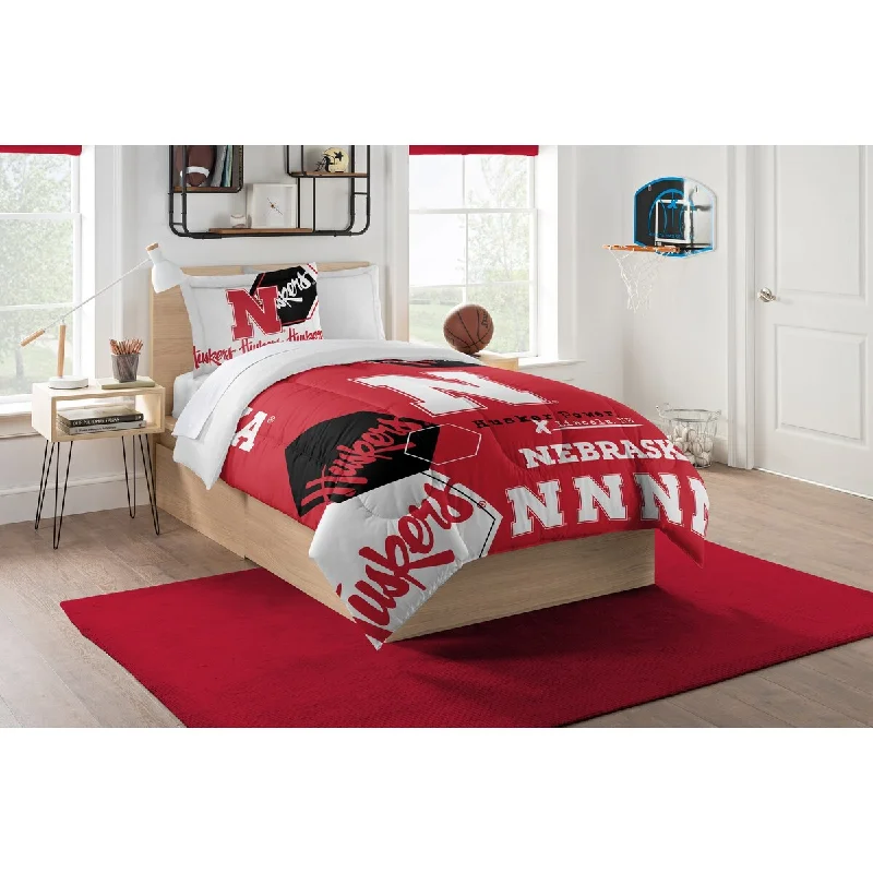 Down - filled comforters for supreme warmth and lightnessCOL 862 Nebraska Hexagon Twin Comforter Set Down - filled comforters for supreme warmth and lightnessCOL 862 Nebraska Hexagon Twin Comforter Set