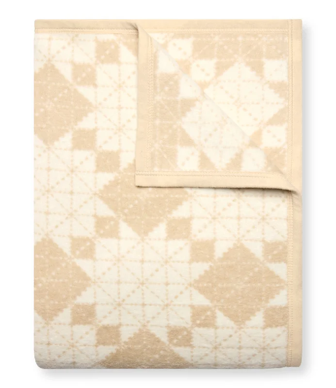 Linen blankets with a rustic and textured lookCrosby Quilt Oak Blanket