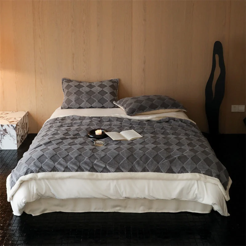 Wool blankets with natural warmth and insulationDiamond Fleece Blanket / Gray