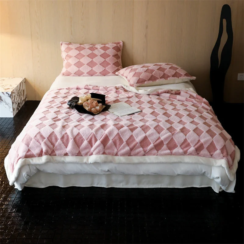 Linen blankets with a rustic and textured lookDiamond Fleece Blanket / Pink