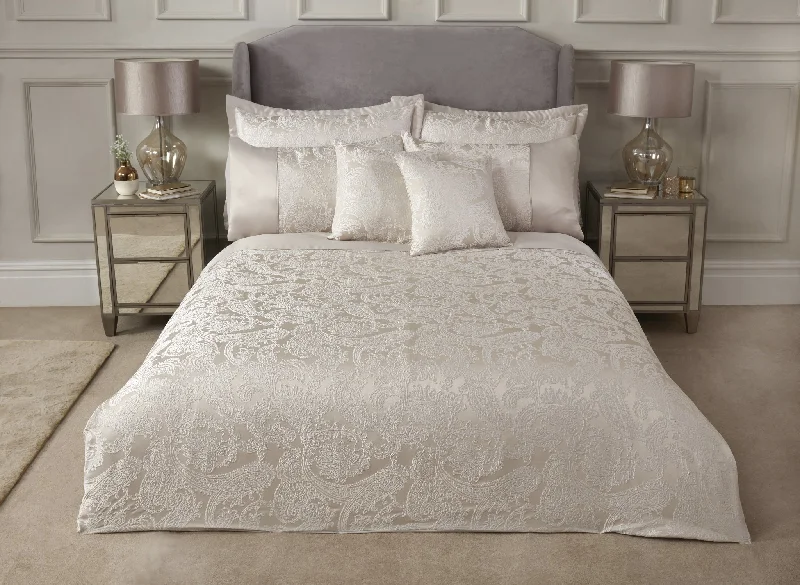 Egyptian cotton duvet covers for a luxurious and soft feelDuchess - Embellished Jacquard Duvet Set in Cream Egyptian cotton duvet covers for a luxurious and soft feelDuchess - Embellished Jacquard Duvet Set in Cream