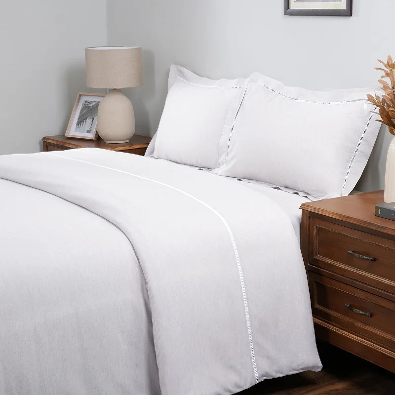 Button - closure duvet covers for a classic and secure fasteningEmmie Made With Egyption Cotton Ultra Soft White Duvet Cover with Pillow Case Button - closure duvet covers for a classic and secure fasteningEmmie Made With Egyption Cotton Ultra Soft White Duvet Cover with Pillow Case