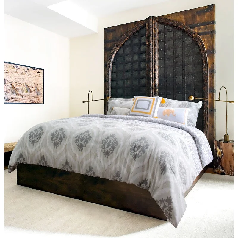 Silk - filled comforters for a luxurious and smooth touchExplore brand - Bombay Printed 6-piece Comforter Set - Medallion Pattern in Grey, Taupe and White Silk - filled comforters for a luxurious and smooth touchExplore brand - Bombay Printed 6-piece Comforter Set - Medallion Pattern in Grey, Taupe and White