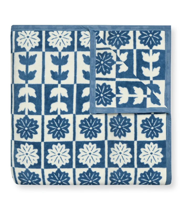 Rayon from bamboo blankets for a silky and breathable feelFloral Quilt Cornflower Family-Size Blanket Rayon from bamboo blankets for a silky and breathable feelFloral Quilt Cornflower Family-Size Blanket