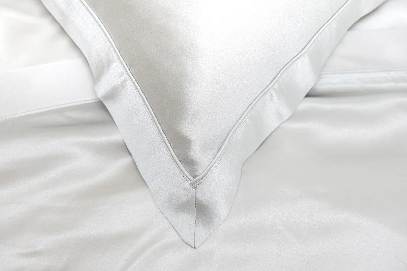 Button - closure duvet covers for a classic and secure fasteningMayfairsilk "Mulberry Silk" Bed Linen in Oyster Grey Button - closure duvet covers for a classic and secure fasteningMayfairsilk "Mulberry Silk" Bed Linen in Oyster Grey