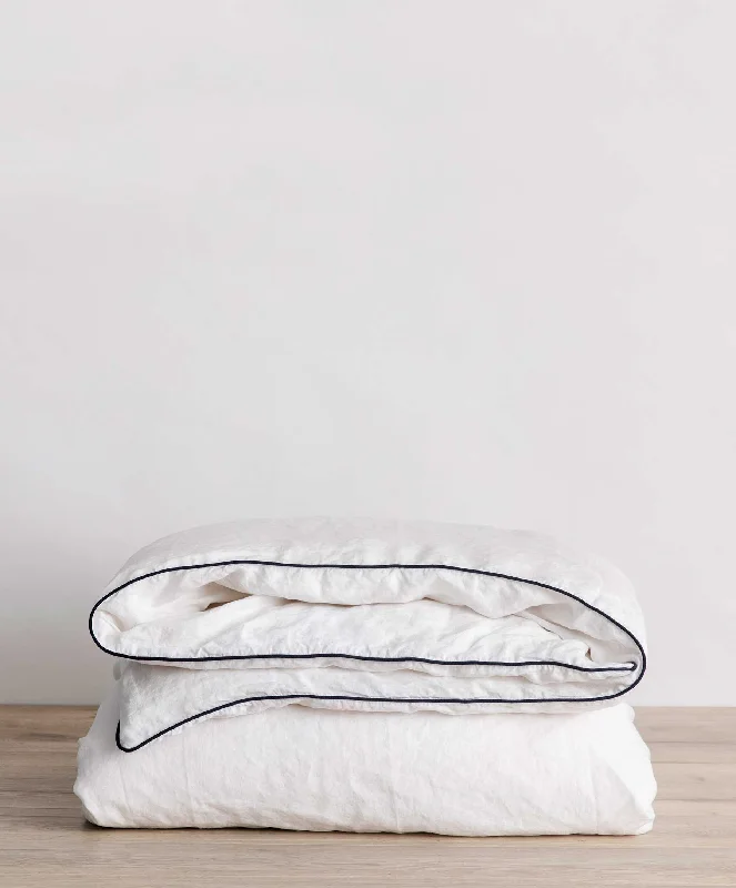 Expensive duvet covers with premium materials and artisanal craftsmanshipPiped Linen Duvet Cover - White and Navy Expensive duvet covers with premium materials and artisanal craftsmanshipPiped Linen Duvet Cover - White and Navy