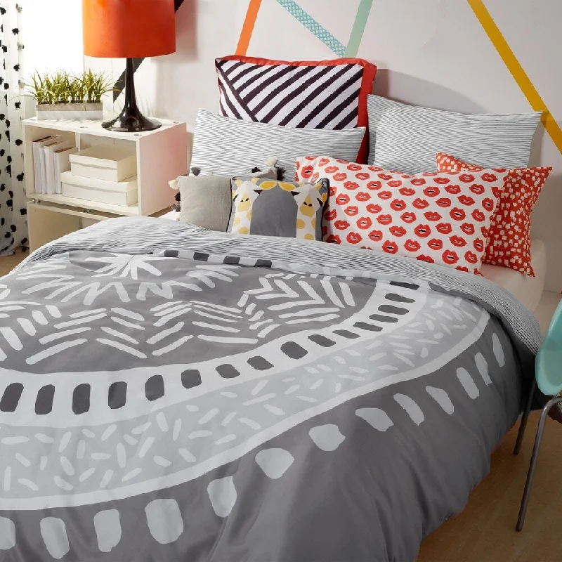 Cotton - filled comforters for a breathable and natural sleep experienceScribble Medallion 3-piece Reversible Comforter Set Cotton - filled comforters for a breathable and natural sleep experienceScribble Medallion 3-piece Reversible Comforter Set