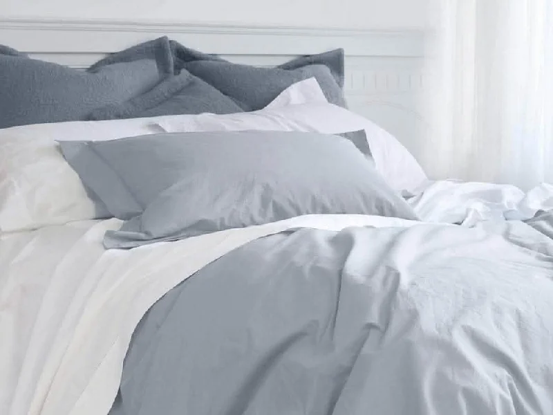 Patchwork duvet covers with a variety of fabric pieces sewn together for a rustic charmVenice Sheeting Patchwork duvet covers with a variety of fabric pieces sewn together for a rustic charmVenice Sheeting