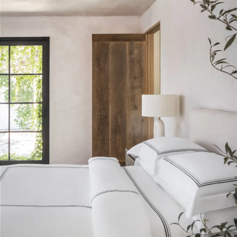 Wrinkle - resistant duvet covers for a neat and tidy lookTre Righe Ombre Bed Linen by Pratesi Wrinkle - resistant duvet covers for a neat and tidy lookTre Righe Ombre Bed Linen by Pratesi
