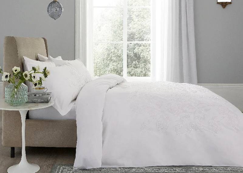 Linen duvet covers with a natural texture and breathabilityV & A "Amberley Manor" Duvet Cover - White with White Embroidery Linen duvet covers with a natural texture and breathabilityV & A "Amberley Manor" Duvet Cover - White with White Embroidery